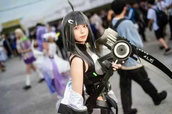 「【コスプレ】スレンダーな台湾美女が大鎌を手に美脚を披露！『アークナイツ』ラ・プルマの美貌に酔いしれる【写真8枚】」の画像