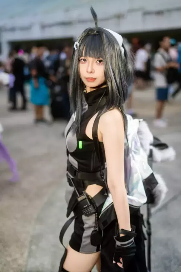 「【コスプレ】スレンダーな台湾美女が大鎌を手に美脚を披露！『アークナイツ』ラ・プルマの美貌に酔いしれる【写真8枚】」の画像