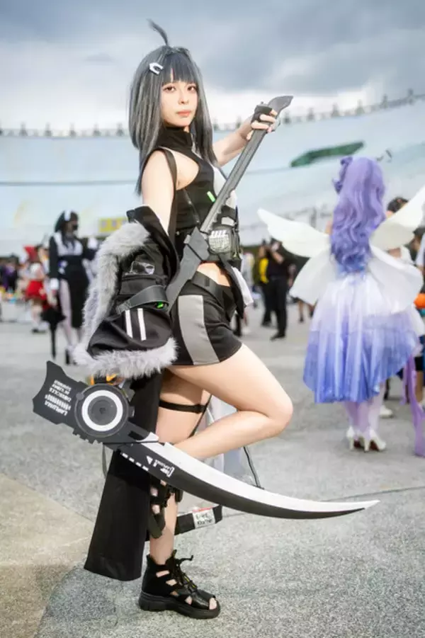 「【コスプレ】スレンダーな台湾美女が大鎌を手に美脚を披露！『アークナイツ』ラ・プルマの美貌に酔いしれる【写真8枚】」の画像