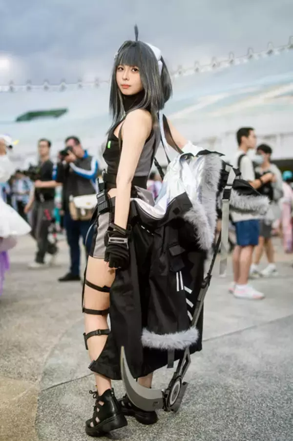 「【コスプレ】スレンダーな台湾美女が大鎌を手に美脚を披露！『アークナイツ』ラ・プルマの美貌に酔いしれる【写真8枚】」の画像
