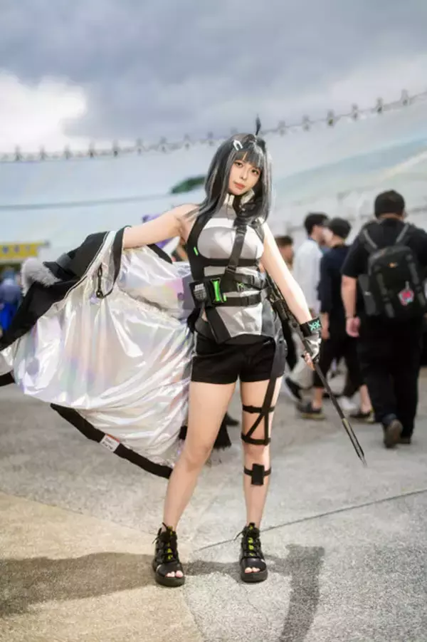 「【コスプレ】スレンダーな台湾美女が大鎌を手に美脚を披露！『アークナイツ』ラ・プルマの美貌に酔いしれる【写真8枚】」の画像