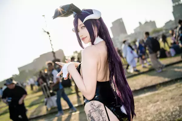 【コスプレ】黒ストッキング×ニーハイの台湾美女バニーガールが最強！大胆ポージングで魅せる「オーバーロード」アルベドが美しい【写真6枚】