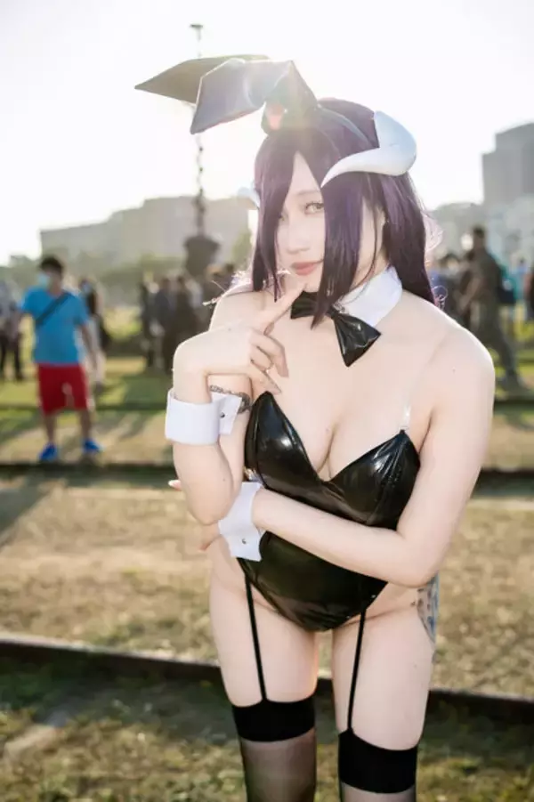 「【コスプレ】黒ストッキング×ニーハイの台湾美女バニーガールが最強！大胆ポージングで魅せる「オーバーロード」アルベドが美しい【写真6枚】」の画像