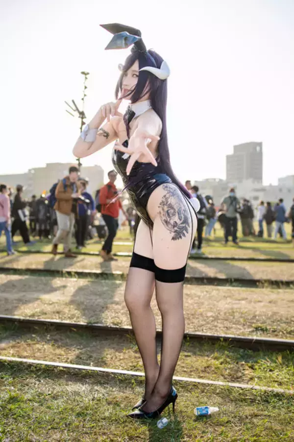 「【コスプレ】黒ストッキング×ニーハイの台湾美女バニーガールが最強！大胆ポージングで魅せる「オーバーロード」アルベドが美しい【写真6枚】」の画像