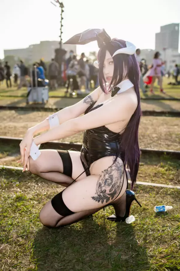 「【コスプレ】黒ストッキング×ニーハイの台湾美女バニーガールが最強！大胆ポージングで魅せる「オーバーロード」アルベドが美しい【写真6枚】」の画像