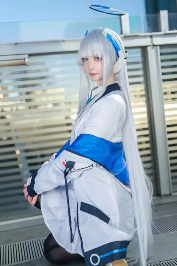 「【コスプレ】ミニスカ制服×黒ストッキングで際立つ美脚！スレンダーなボディで魅せる『ブルアカ』ノアの美女レイヤーに注目【写真7枚】」の画像