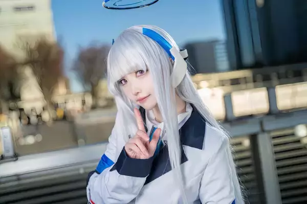 「【コスプレ】ミニスカ制服×黒ストッキングで際立つ美脚！スレンダーなボディで魅せる『ブルアカ』ノアの美女レイヤーに注目【写真7枚】」の画像