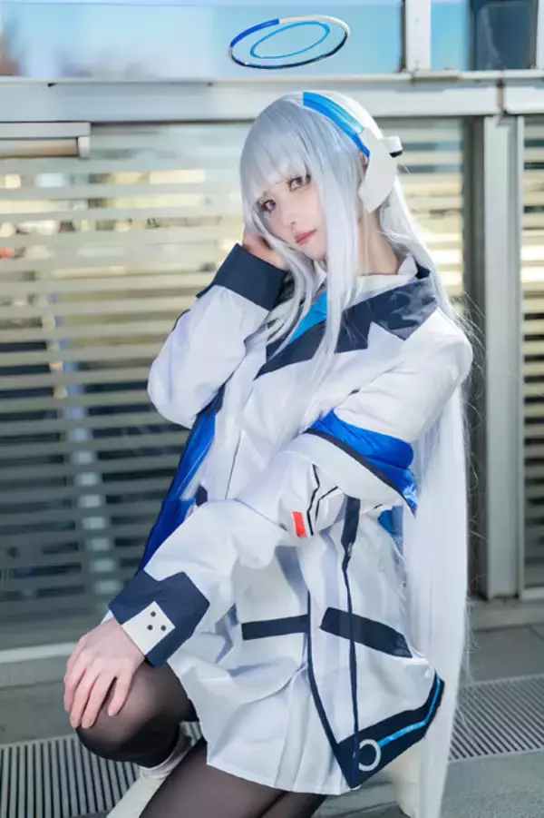 「【コスプレ】ミニスカ制服×黒ストッキングで際立つ美脚！スレンダーなボディで魅せる『ブルアカ』ノアの美女レイヤーに注目【写真7枚】」の画像