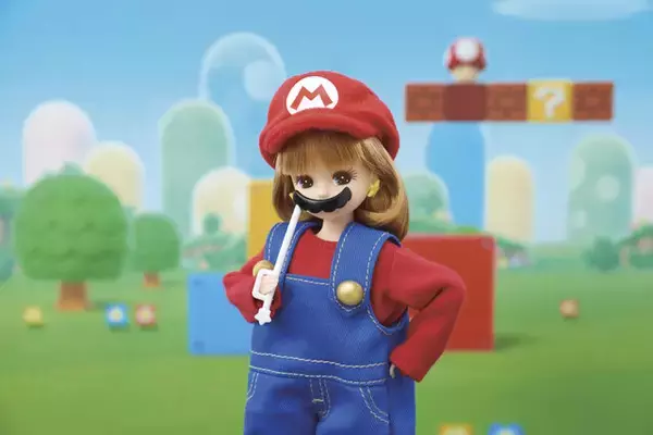 「「スーパーマリオ」とリカちゃん人形がコラボ！赤い帽子と青のオーバーオール姿、ひげは“フォトプロップス”でマリオコーデに」の画像