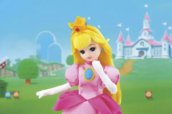 「「スーパーマリオ」とリカちゃん人形がコラボ！赤い帽子と青のオーバーオール姿、ひげは“フォトプロップス”でマリオコーデに」の画像