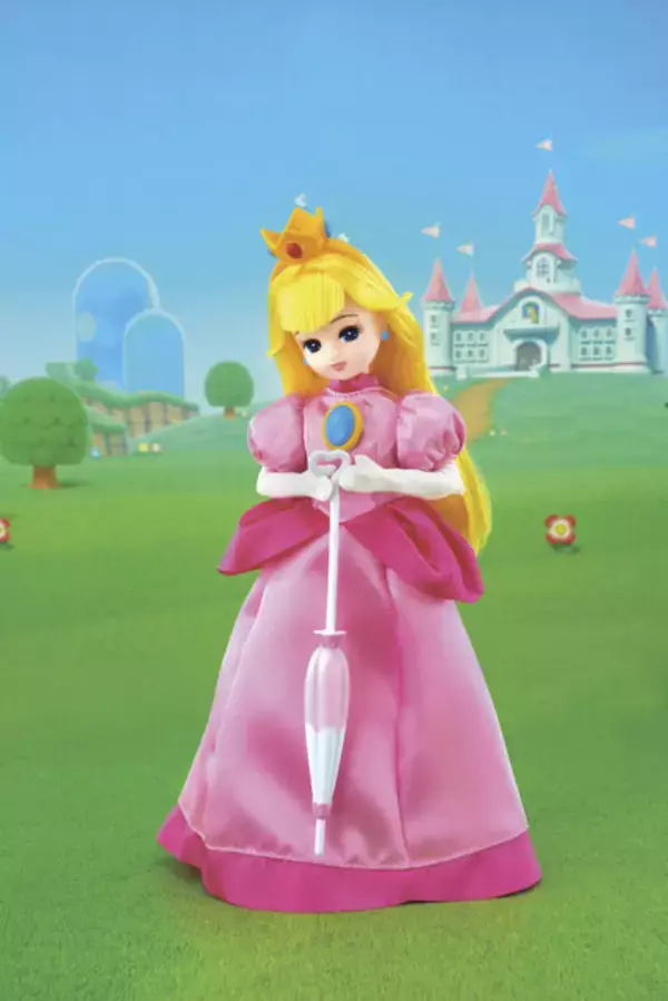 「「スーパーマリオ」とリカちゃん人形がコラボ！赤い帽子と青のオーバーオール姿、ひげは“フォトプロップス”でマリオコーデに」の画像