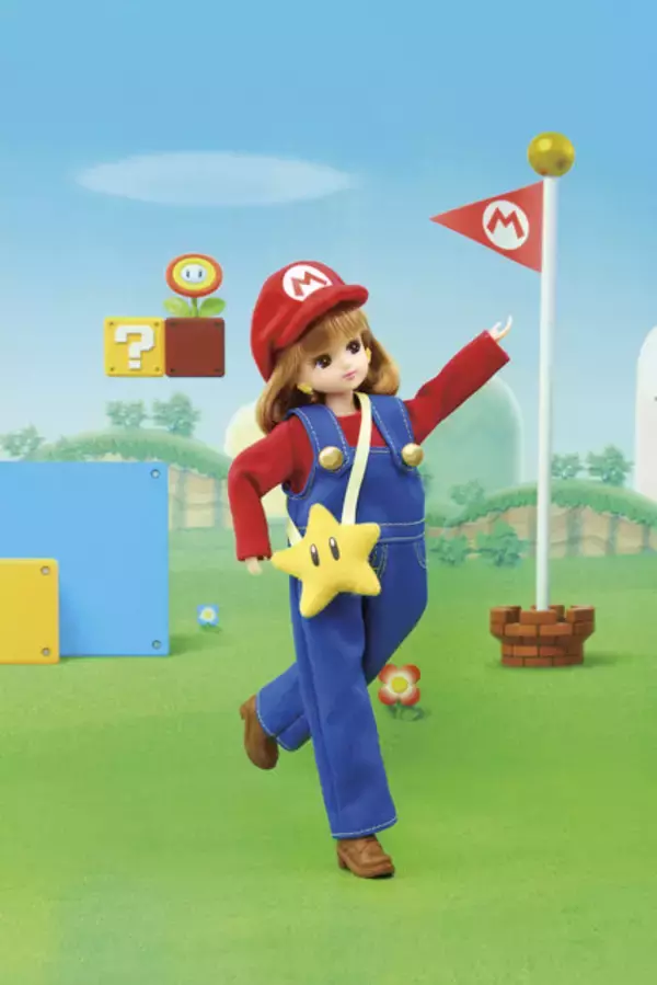 「「スーパーマリオ」とリカちゃん人形がコラボ！赤い帽子と青のオーバーオール姿、ひげは“フォトプロップス”でマリオコーデに」の画像