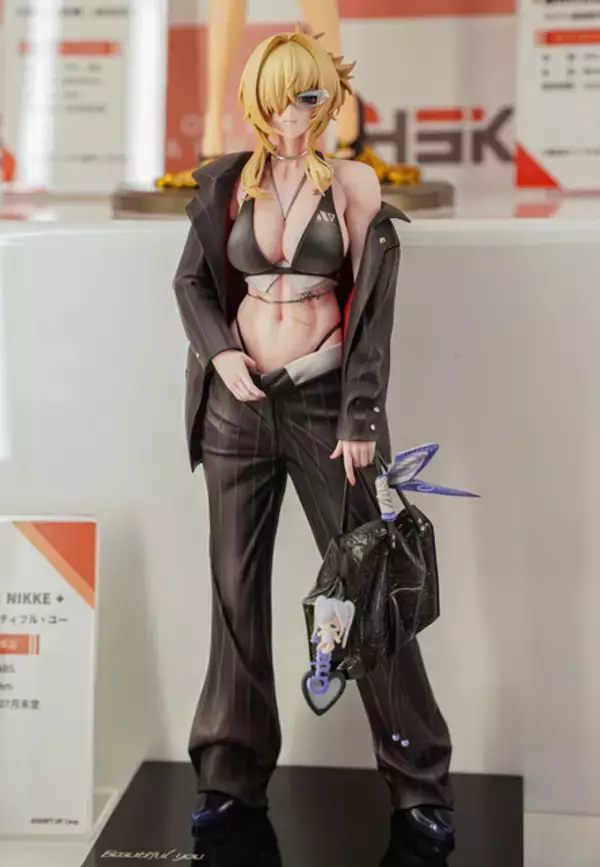 「『勝利の女神：NIKKE』が脅威の展示数！背中で魅せるフィギュアが「ワンフェス」に大集結【WF2026冬】」の画像