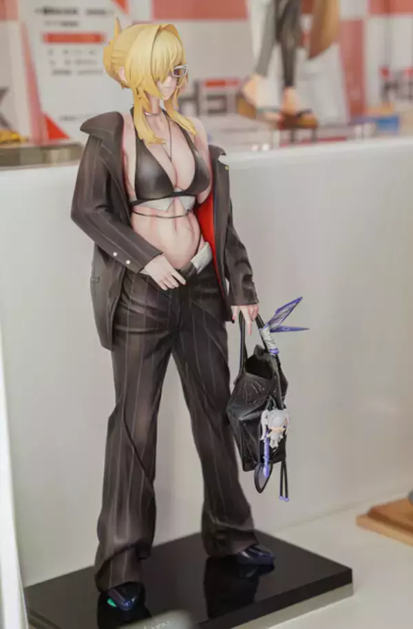 「『勝利の女神：NIKKE』が脅威の展示数！背中で魅せるフィギュアが「ワンフェス」に大集結【WF2026冬】」の画像
