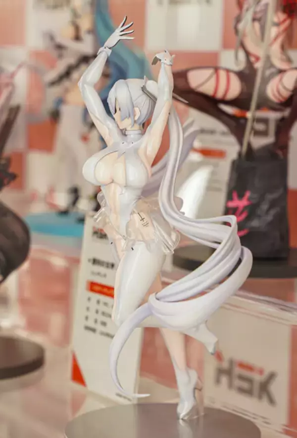 「『勝利の女神：NIKKE』が脅威の展示数！背中で魅せるフィギュアが「ワンフェス」に大集結【WF2026冬】」の画像