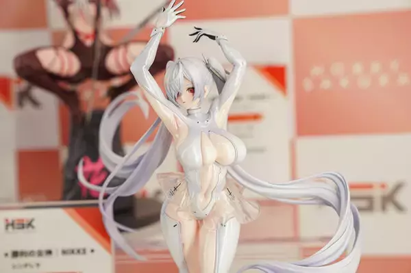 「『勝利の女神：NIKKE』が脅威の展示数！背中で魅せるフィギュアが「ワンフェス」に大集結【WF2026冬】」の画像