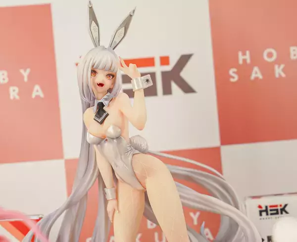 「『勝利の女神：NIKKE』が脅威の展示数！背中で魅せるフィギュアが「ワンフェス」に大集結【WF2026冬】」の画像