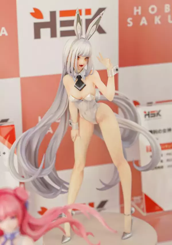 「『勝利の女神：NIKKE』が脅威の展示数！背中で魅せるフィギュアが「ワンフェス」に大集結【WF2026冬】」の画像