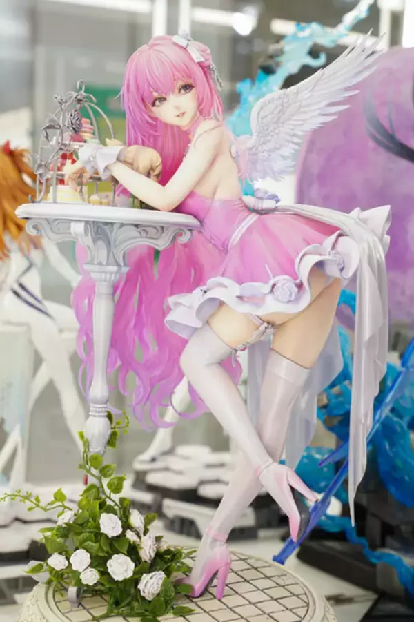 「『勝利の女神：NIKKE』が脅威の展示数！背中で魅せるフィギュアが「ワンフェス」に大集結【WF2026冬】」の画像