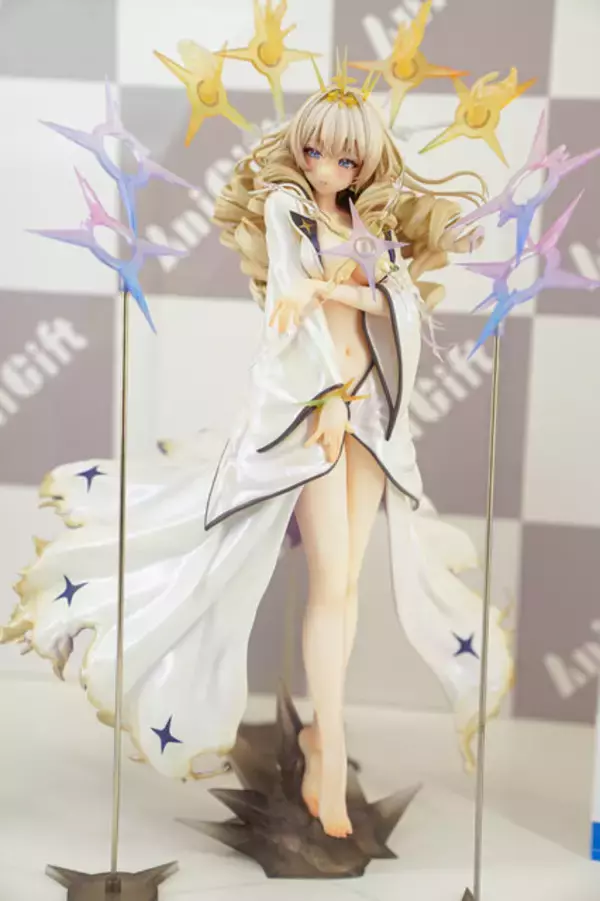 「『勝利の女神：NIKKE』が脅威の展示数！背中で魅せるフィギュアが「ワンフェス」に大集結【WF2026冬】」の画像