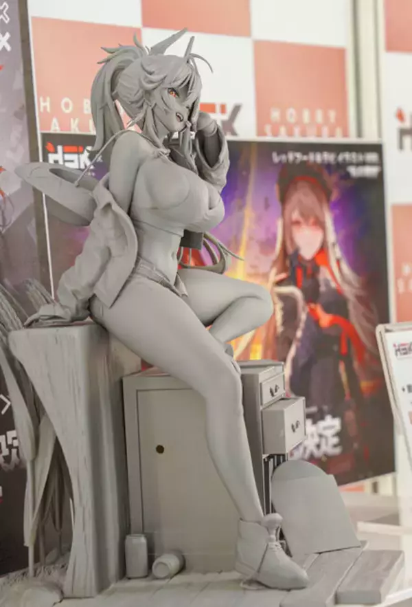 「『勝利の女神：NIKKE』が脅威の展示数！背中で魅せるフィギュアが「ワンフェス」に大集結【WF2026冬】」の画像