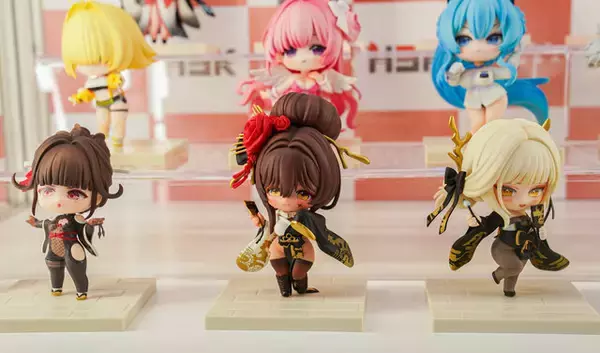 「『勝利の女神：NIKKE』が脅威の展示数！背中で魅せるフィギュアが「ワンフェス」に大集結【WF2026冬】」の画像