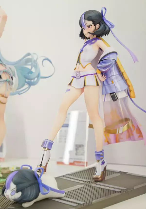 「『勝利の女神：NIKKE』が脅威の展示数！背中で魅せるフィギュアが「ワンフェス」に大集結【WF2026冬】」の画像