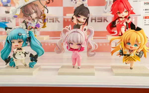 「『勝利の女神：NIKKE』が脅威の展示数！背中で魅せるフィギュアが「ワンフェス」に大集結【WF2026冬】」の画像