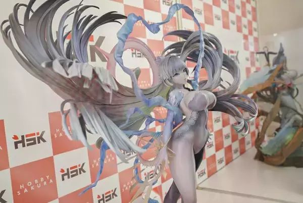 「『勝利の女神：NIKKE』が脅威の展示数！背中で魅せるフィギュアが「ワンフェス」に大集結【WF2026冬】」の画像