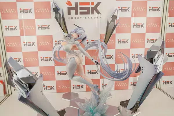 「『勝利の女神：NIKKE』が脅威の展示数！背中で魅せるフィギュアが「ワンフェス」に大集結【WF2026冬】」の画像