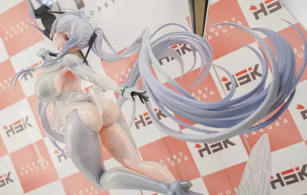 「『勝利の女神：NIKKE』が脅威の展示数！背中で魅せるフィギュアが「ワンフェス」に大集結【WF2026冬】」の画像