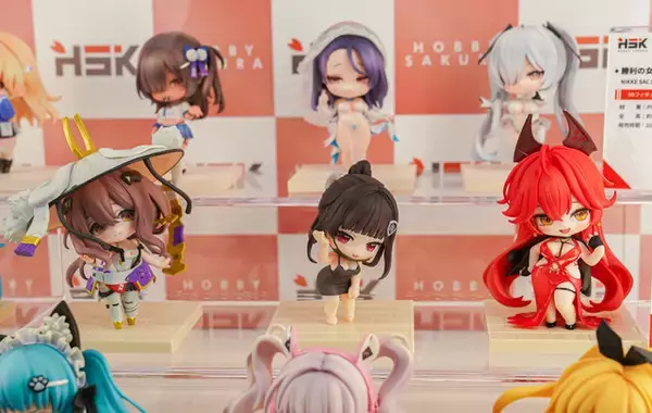 「『勝利の女神：NIKKE』が脅威の展示数！背中で魅せるフィギュアが「ワンフェス」に大集結【WF2026冬】」の画像