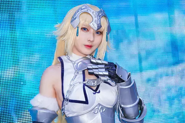 「【AnimeJapan 2026】『FGO』ブースが豪華絢爛すぎ！公式コスプレイヤーの出迎えから第2部終章の振り返りまで、見どころをお届け【フォトレポート】」の画像