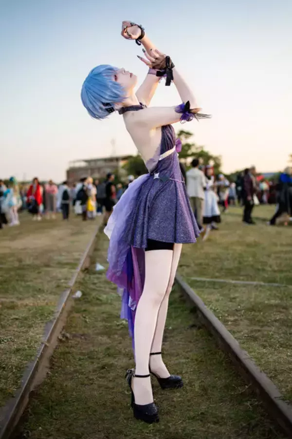 「【コスプレ】腰が細すぎませんか？台湾で見つけた「エヴァ」綾波レイのドレス姿が美しすぎた【写真8枚】」の画像