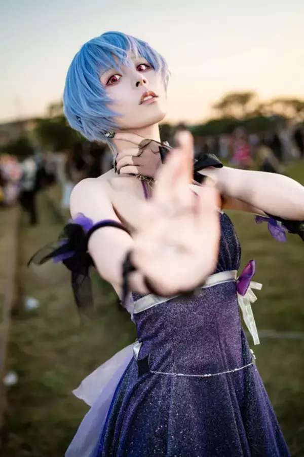 「【コスプレ】腰が細すぎませんか？台湾で見つけた「エヴァ」綾波レイのドレス姿が美しすぎた【写真8枚】」の画像