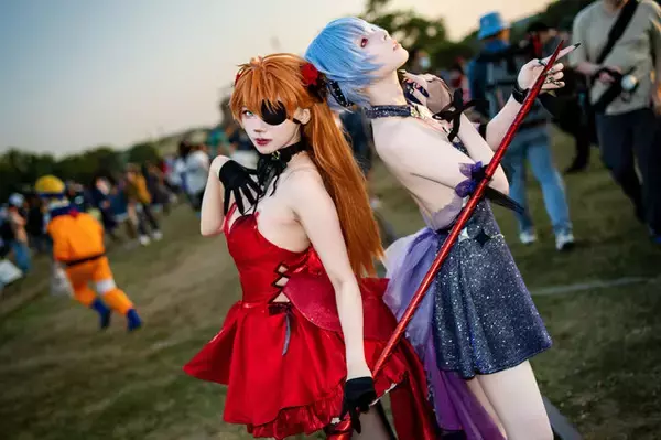 「【コスプレ】腰が細すぎませんか？台湾で見つけた「エヴァ」綾波レイのドレス姿が美しすぎた【写真8枚】」の画像