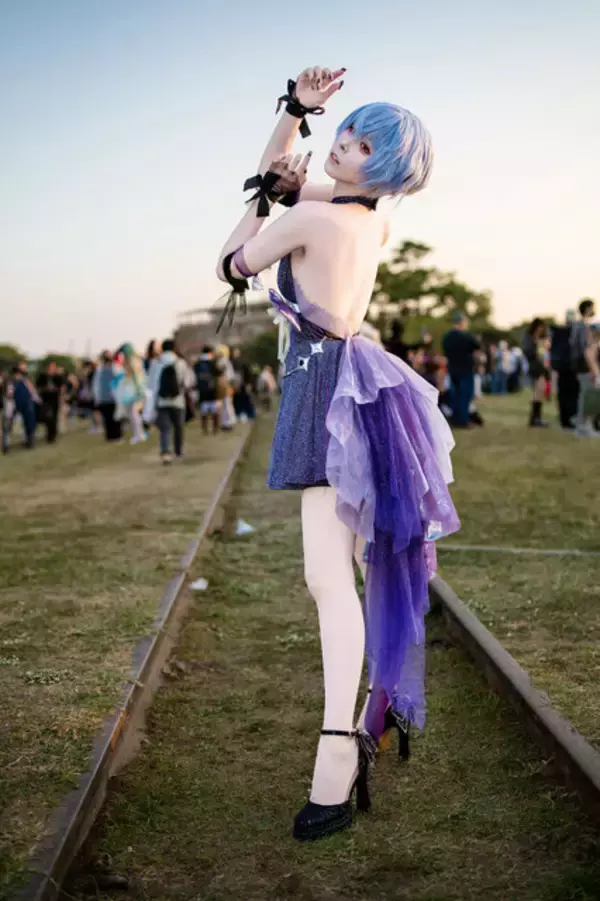「【コスプレ】腰が細すぎませんか？台湾で見つけた「エヴァ」綾波レイのドレス姿が美しすぎた【写真8枚】」の画像