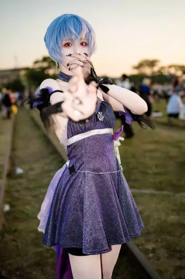 「【コスプレ】腰が細すぎませんか？台湾で見つけた「エヴァ」綾波レイのドレス姿が美しすぎた【写真8枚】」の画像