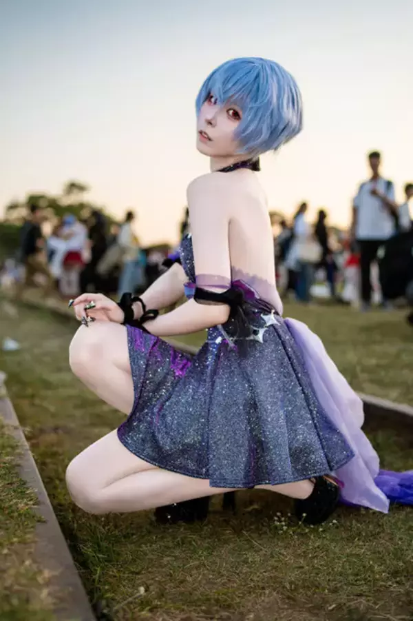 「【コスプレ】腰が細すぎませんか？台湾で見つけた「エヴァ」綾波レイのドレス姿が美しすぎた【写真8枚】」の画像