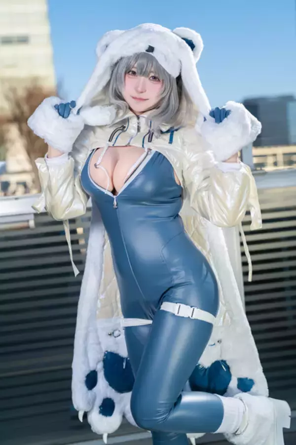 「【コスプレ】ピチテカなボディスーツにメリハリボディの再現度が高すぎ！ふわふわ表情の『NIKKE』ネヴェがとろけるほど可愛い【写真8枚】」の画像