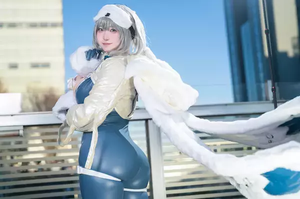 「【コスプレ】ピチテカなボディスーツにメリハリボディの再現度が高すぎ！ふわふわ表情の『NIKKE』ネヴェがとろけるほど可愛い【写真8枚】」の画像