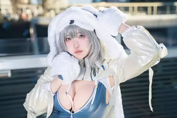 「【コスプレ】ピチテカなボディスーツにメリハリボディの再現度が高すぎ！ふわふわ表情の『NIKKE』ネヴェがとろけるほど可愛い【写真8枚】」の画像