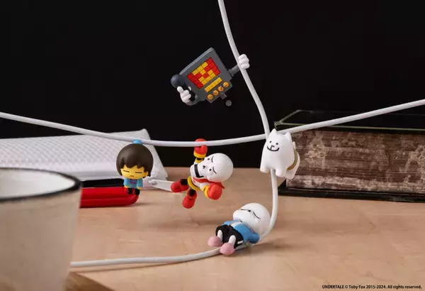 ケーブルにくっつくサンズとパピルスがかわいすぎる…！『UNDERTALE』のキャラクターがTobyFox氏監修のハグコットになって登場