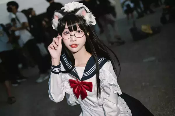 【コスプレ】眼鏡×セーラー服×エプロンと属性マシマシ！マレーシア美女が色々とブッ刺さる可愛さ【写真6枚】