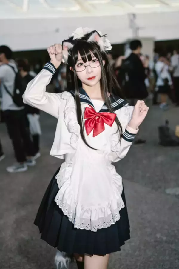 「【コスプレ】眼鏡×セーラー服×エプロンと属性マシマシ！マレーシア美女が色々とブッ刺さる可愛さ【写真6枚】」の画像