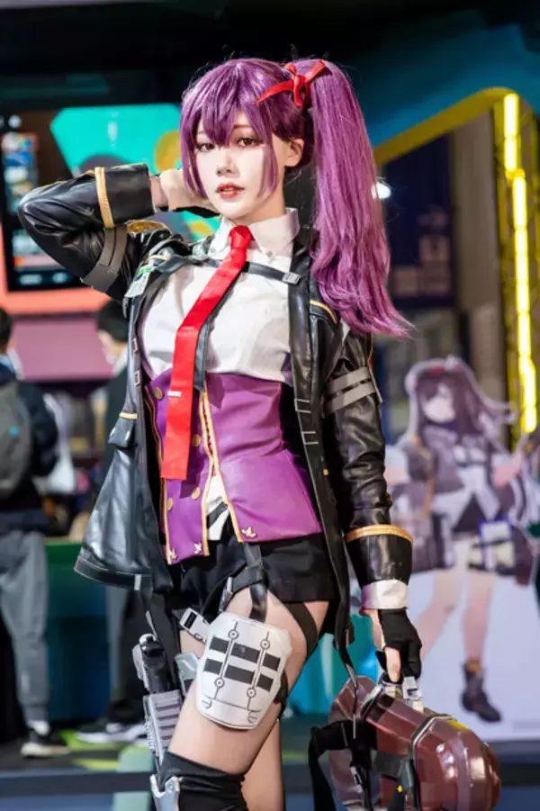 「【コスプレ】『ドルフロ2』ポニーテール美女レイヤー、撮影されている様子もエンタメに昇華してしまう【写真10枚】」の画像