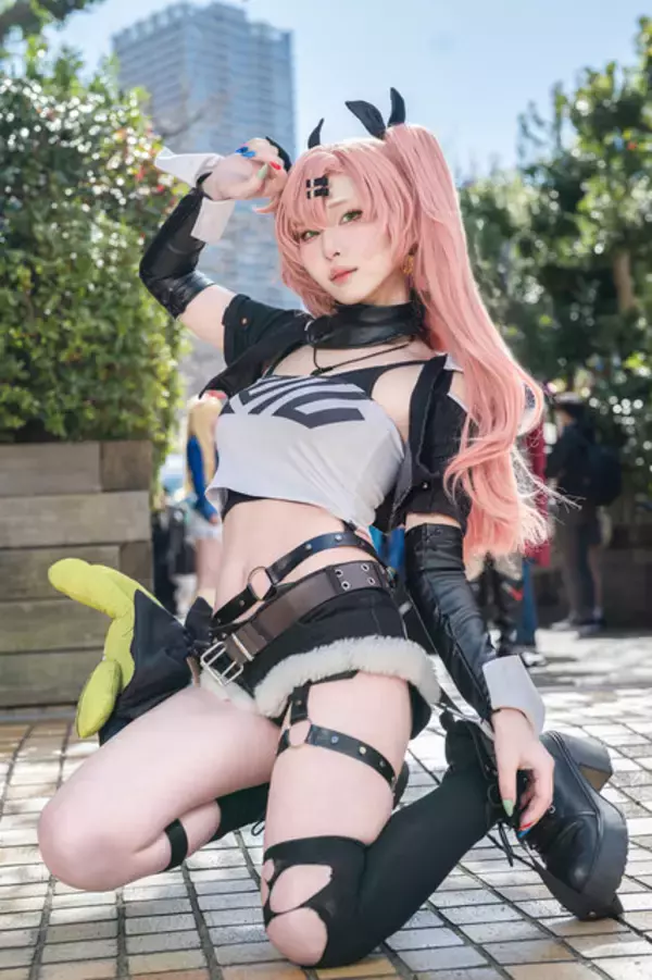 「【コスプレ】ウエストからヒップラインの美しさが完璧！卓越したポージングで見せる「ニコ・デマラ」の美女レイヤー【写真8枚】」の画像