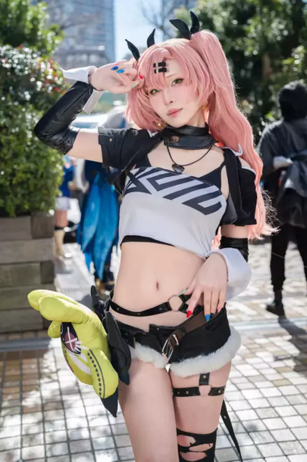 「【コスプレ】ウエストからヒップラインの美しさが完璧！卓越したポージングで見せる「ニコ・デマラ」の美女レイヤー【写真8枚】」の画像