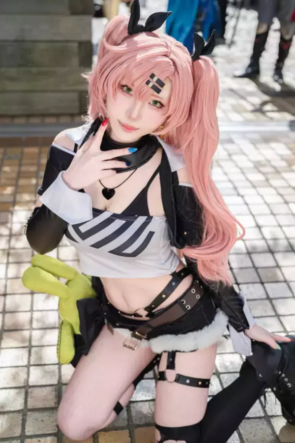 「【コスプレ】ウエストからヒップラインの美しさが完璧！卓越したポージングで見せる「ニコ・デマラ」の美女レイヤー【写真8枚】」の画像