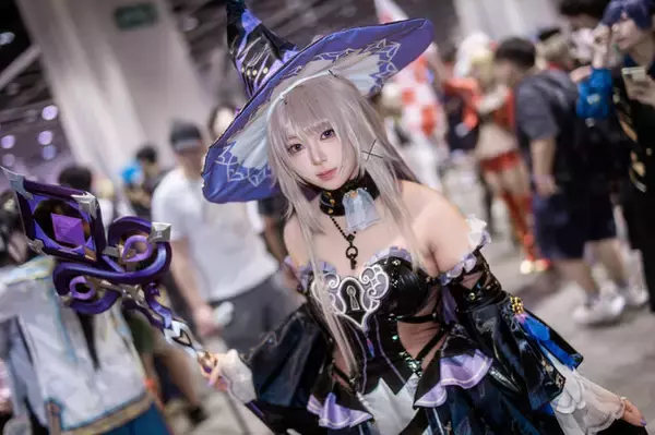 「【コスプレ】クールな表情が美しすぎる！『崩壊：スターレイル』マダムヘルタの美貌に足を止めてうっとりする人が続出【写真8枚】」の画像